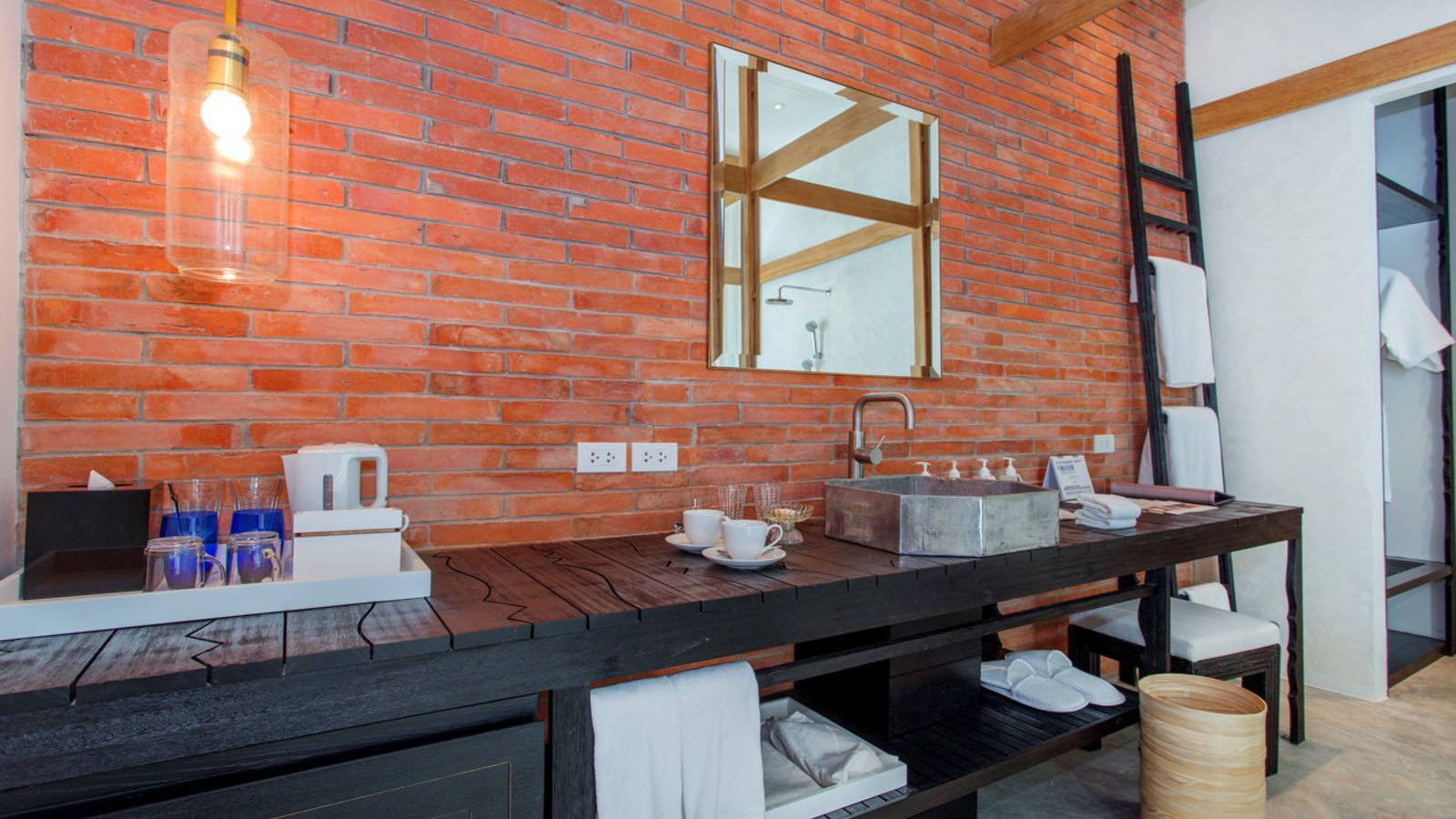 Sala-Ayutthaya-Hotel_11 Bathroom With Brick Wall