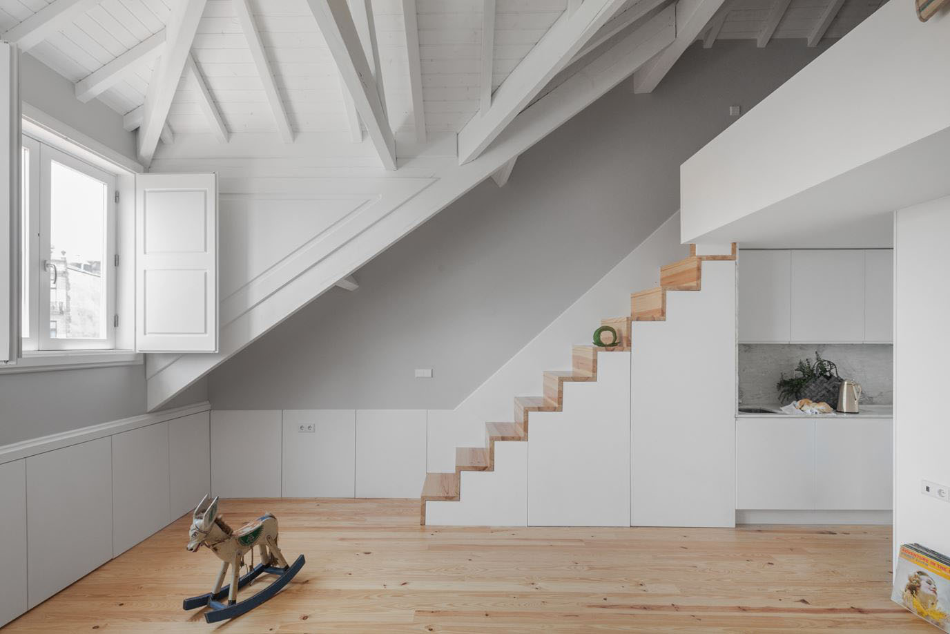 Santa-Teresa-Modern-Apartment_1 Stylish Attic Apartment with Mezzanine