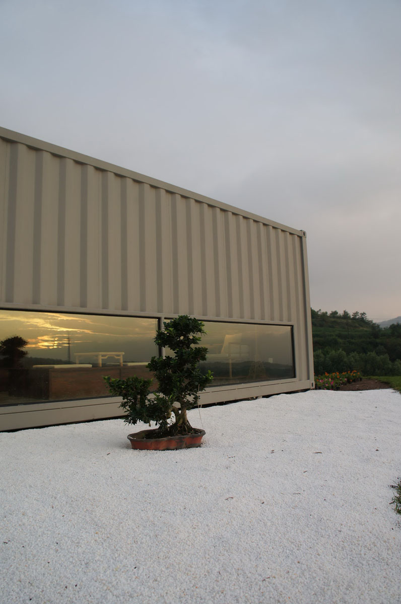Shipping-Container-Hotel_7
