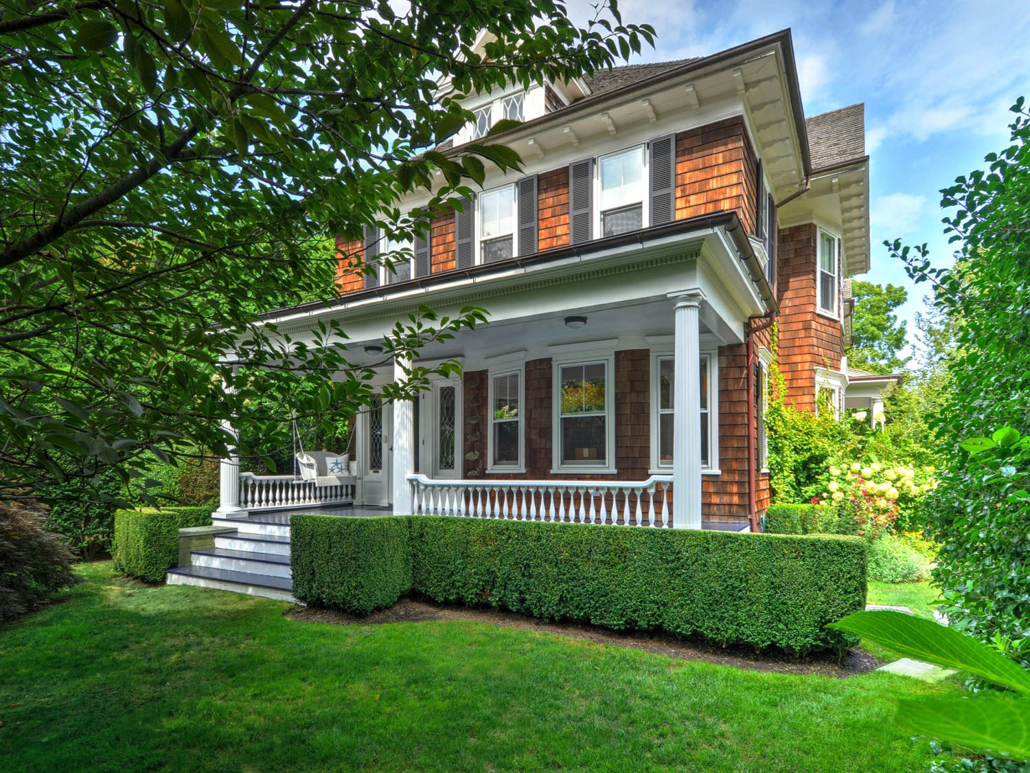Southampton-New-York-Traditional-Village-House_16