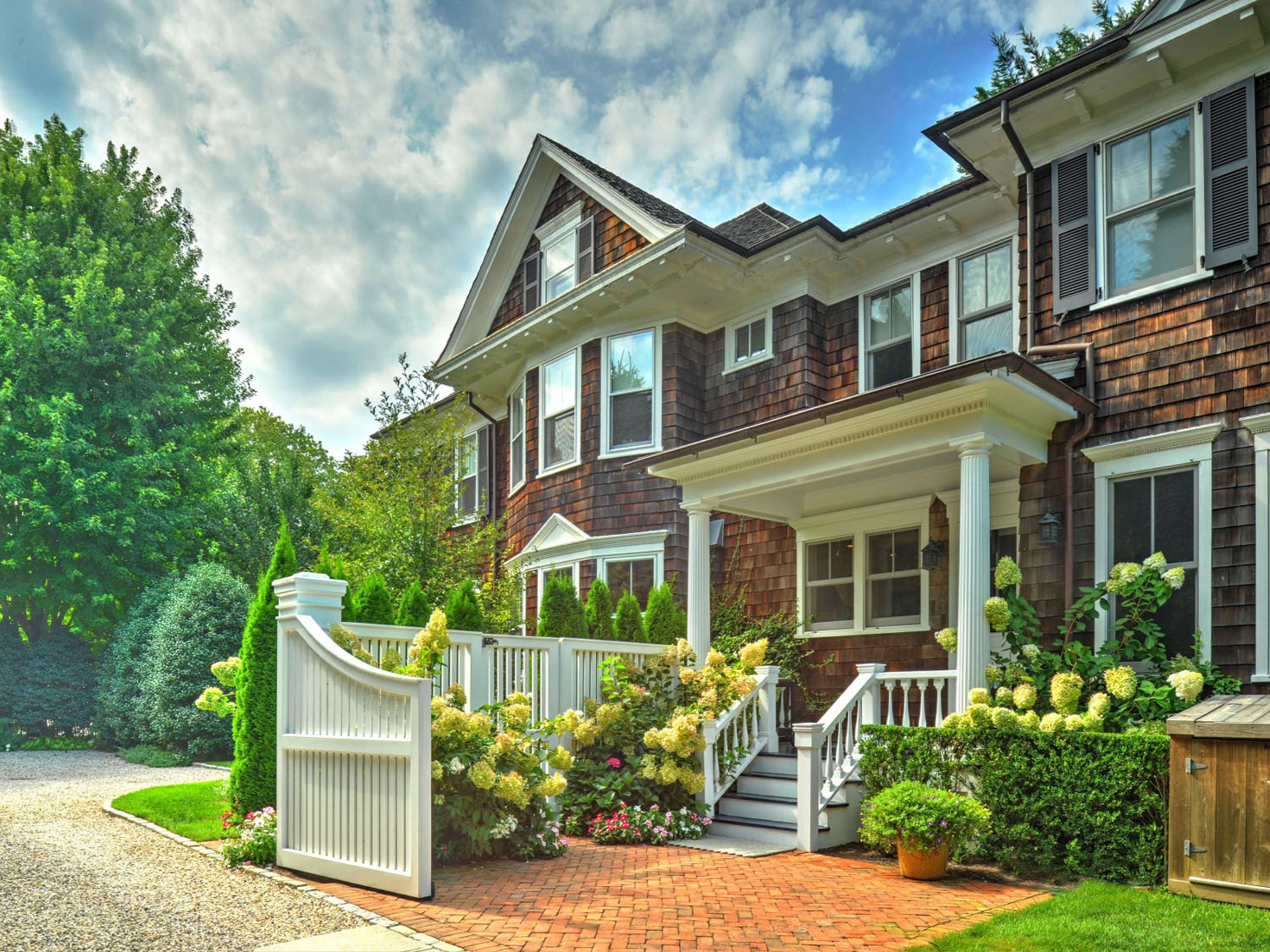Southampton-New-York-Traditional-Village-House_2 Traditional Shingle-Style House