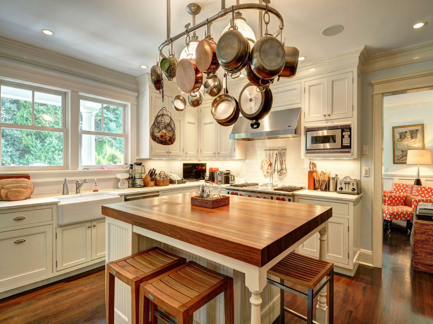 Southampton-New-York-Traditional-Village-House_6 Traditional Gourmet Chef's Kitchen