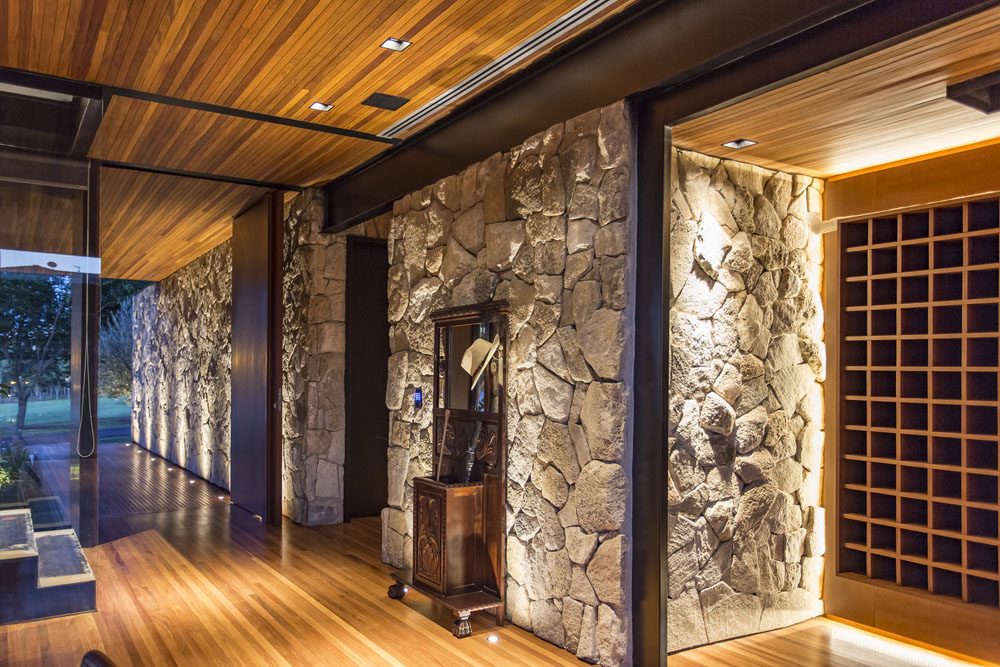 Stones-Walls-Wood-Glass-Metal-Modern-House-Brazil_11