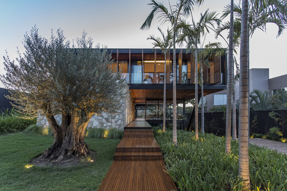 Stones-Walls-Wood-Glass-Metal-Modern-House-Brazil_14