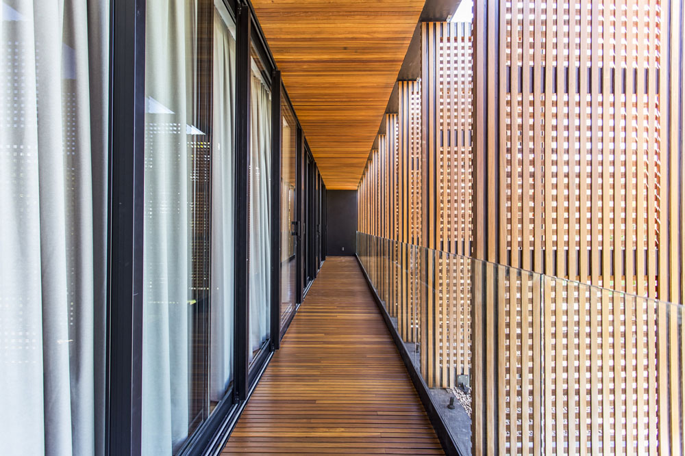 Stones-Walls-Wood-Glass-Metal-Modern-House-Brazil_8