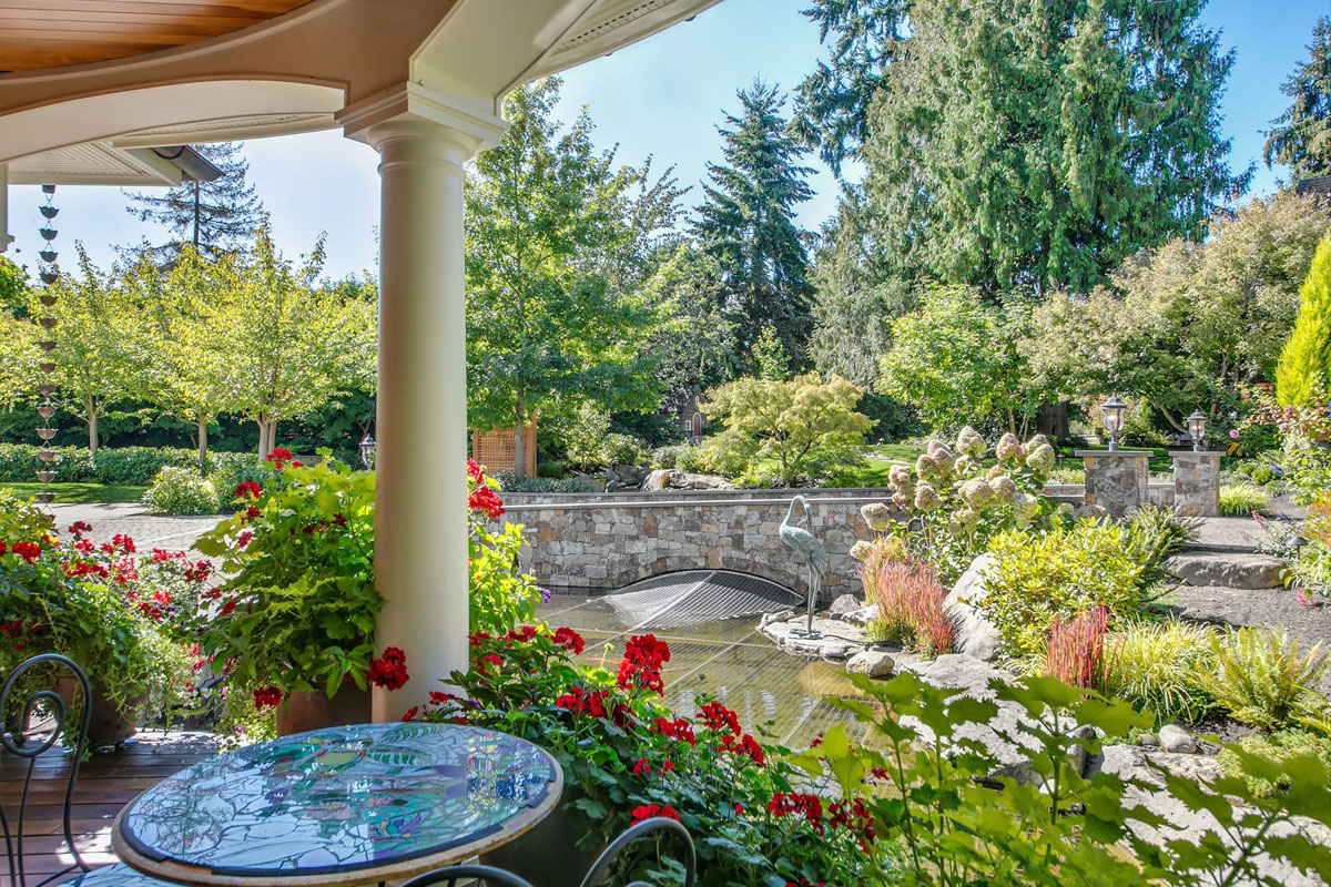 Luxury Lakeside Oasis with Lush Landscaping - Issaquah, Washington