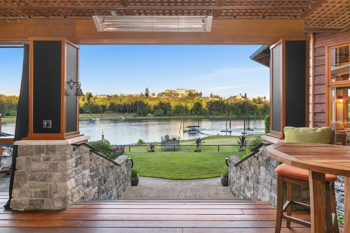 Timber Home Overlooking the Willamette River - Lake Oswego, Oregon