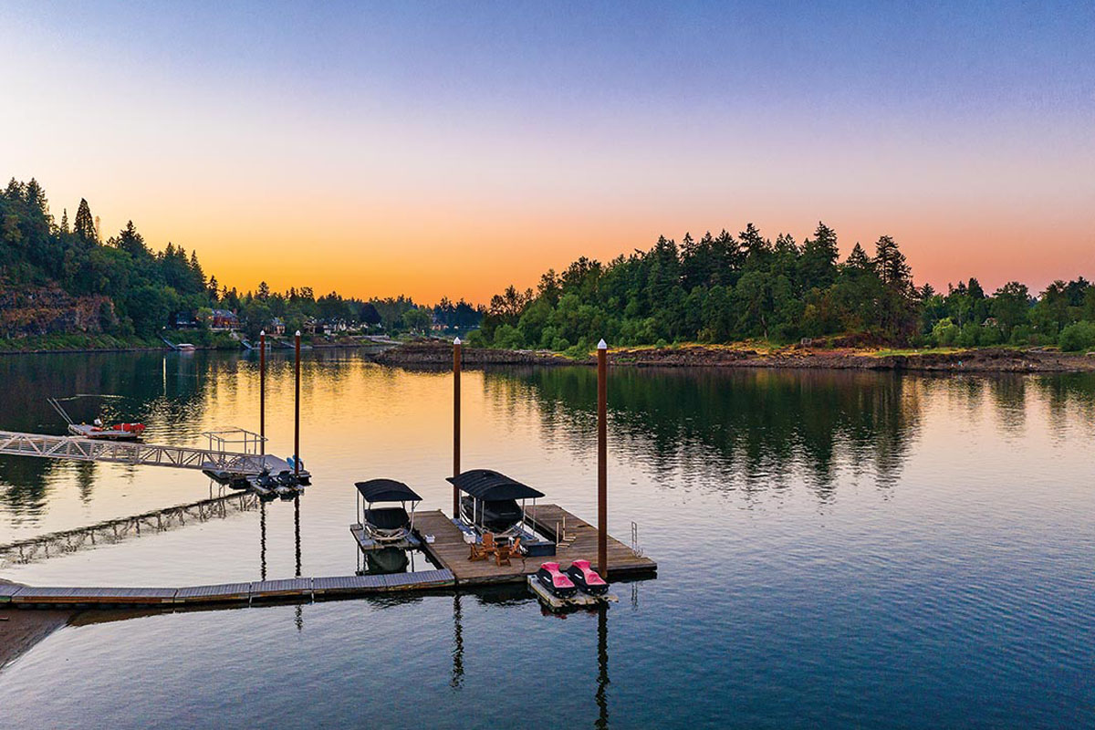 Timber Home Overlooking the Willamette River - Lake Oswego, Oregon