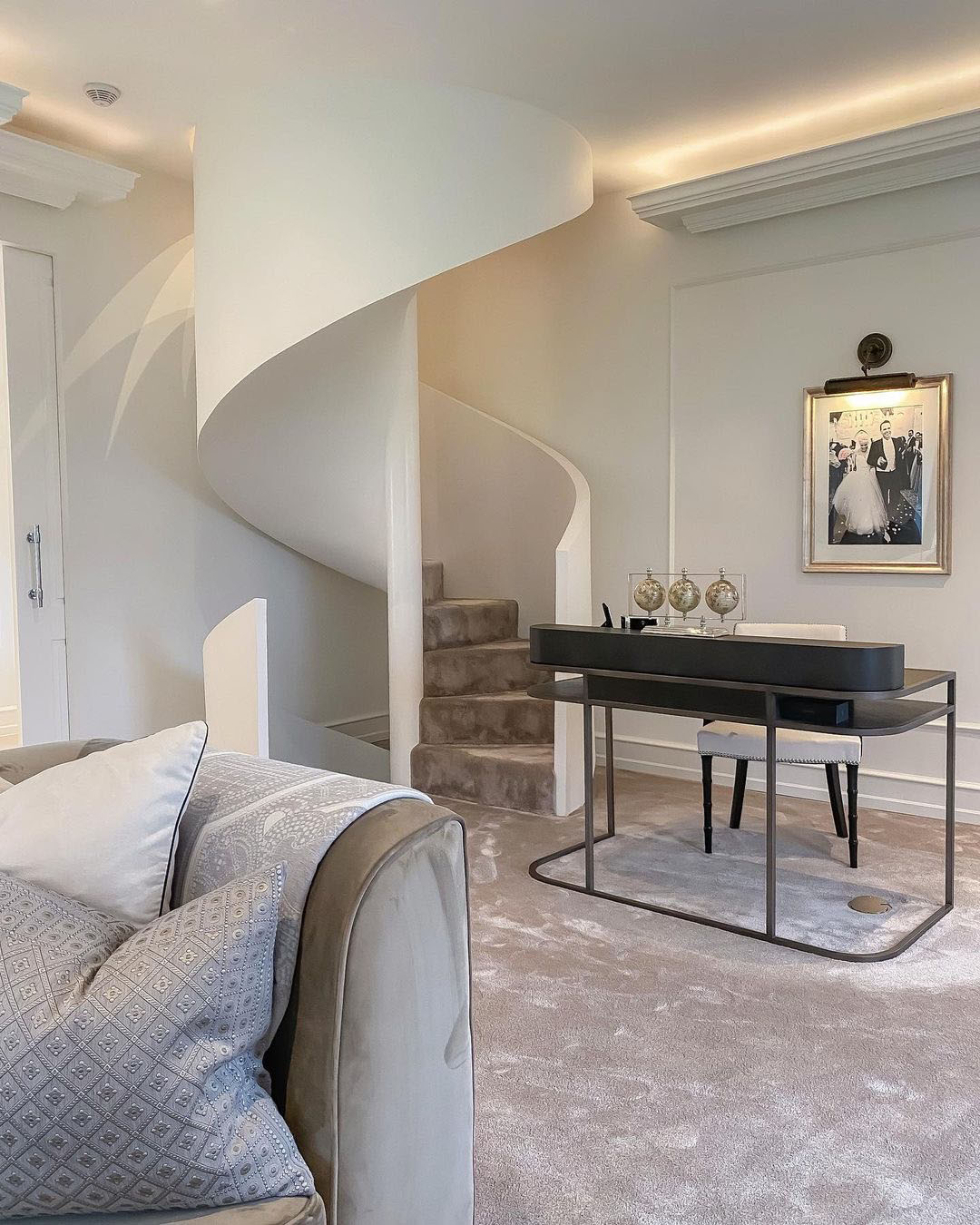Timeless Elegant Interior Decor Modern Bedroom with Spiral Staircase