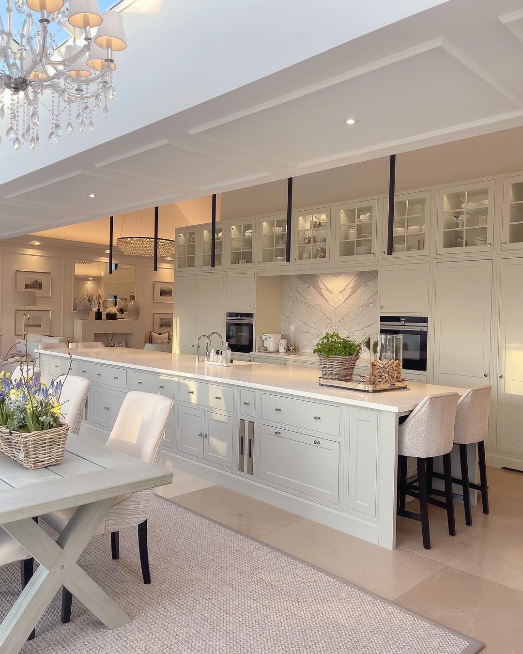 Luxury Contemporary Home Elegant Modern Kitchen with Neutral Colour
