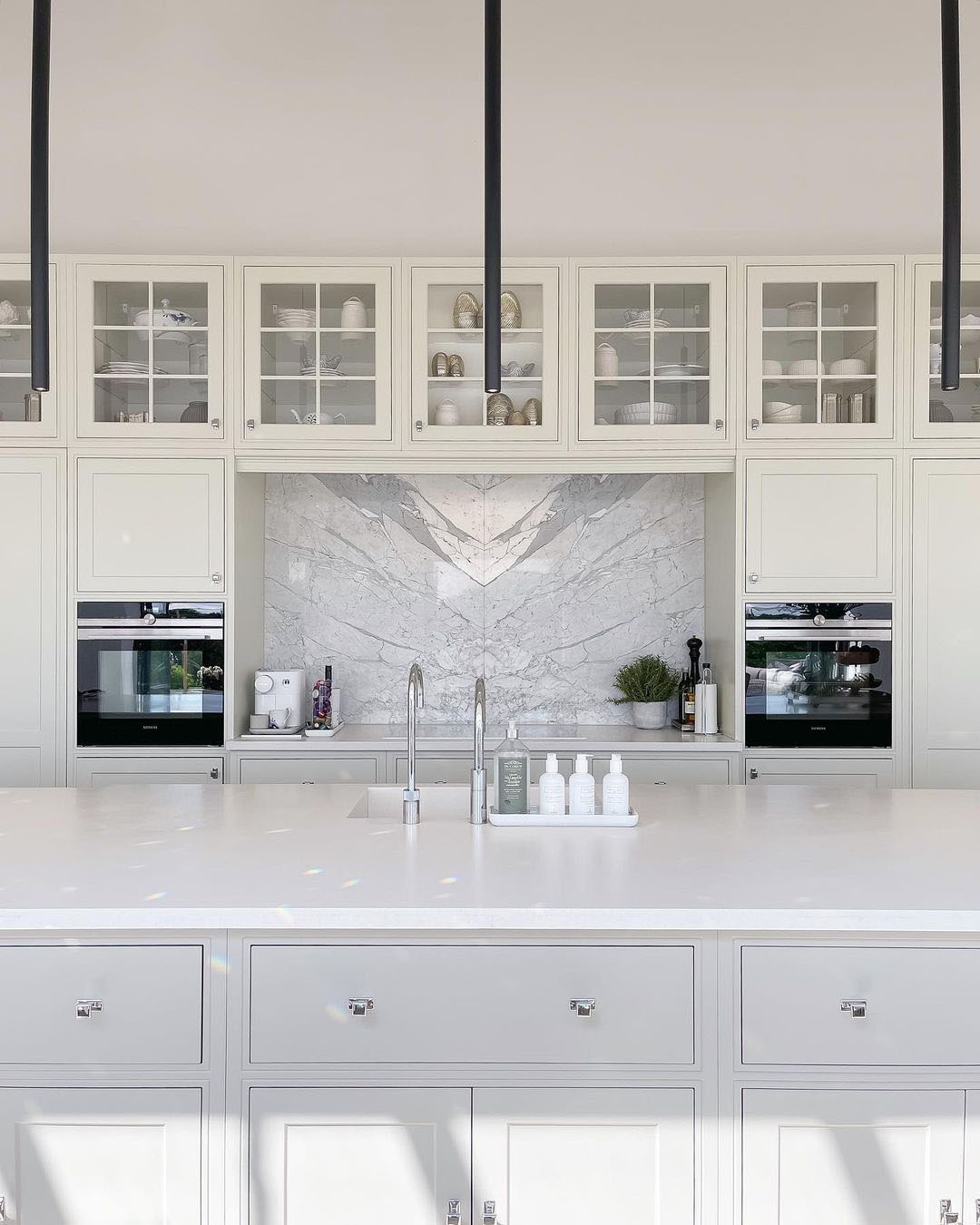Luxury Contemporary Home Luxury Modern Kitchen with Neutral Tone