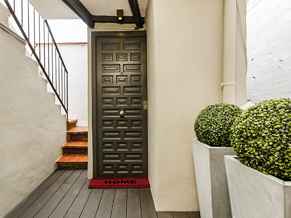 Tiny-Attic-Apartment-Barcelona_2
