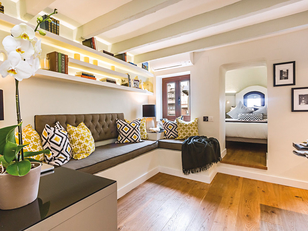 Tiny-Attic-Apartment-Barcelona_4 Tastefully Decorated Studio Suite