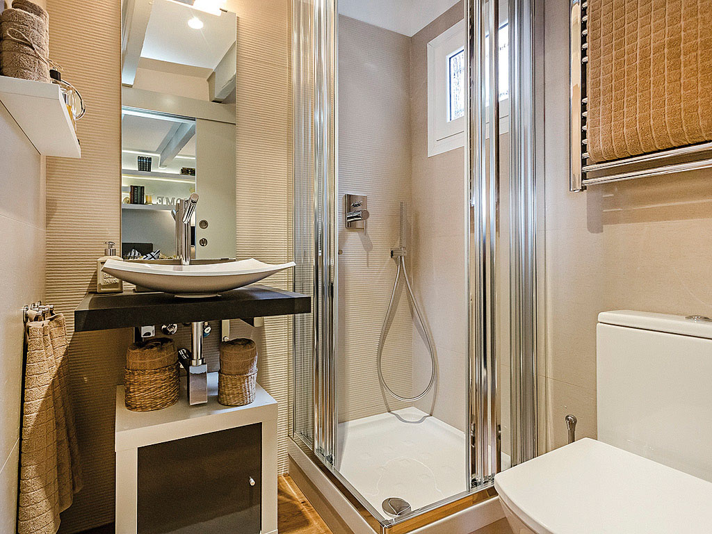 Tiny-Attic-Apartment-Barcelona_9
