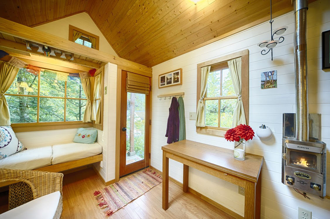 Tiny-Bungalow-House-Fencl_5 Small Vacation Rental Home