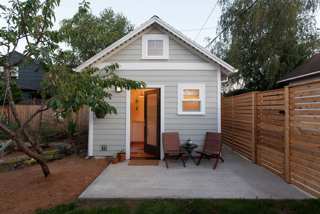 tiny-guest-house-portland_1 Cozy Tiny House at back of Main House