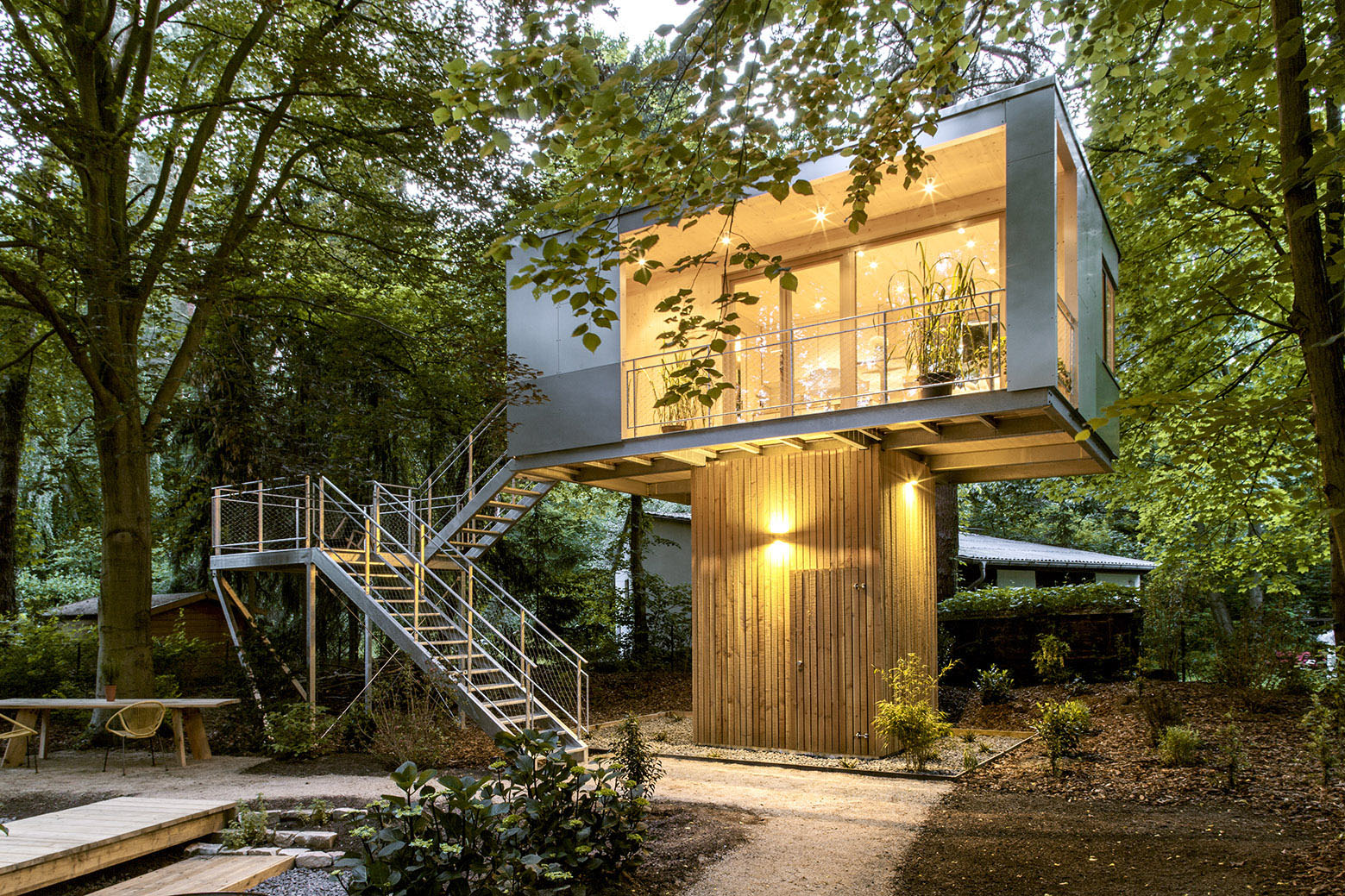Urban-Treehouse-Berlin_4 Modern Treehouse In The City