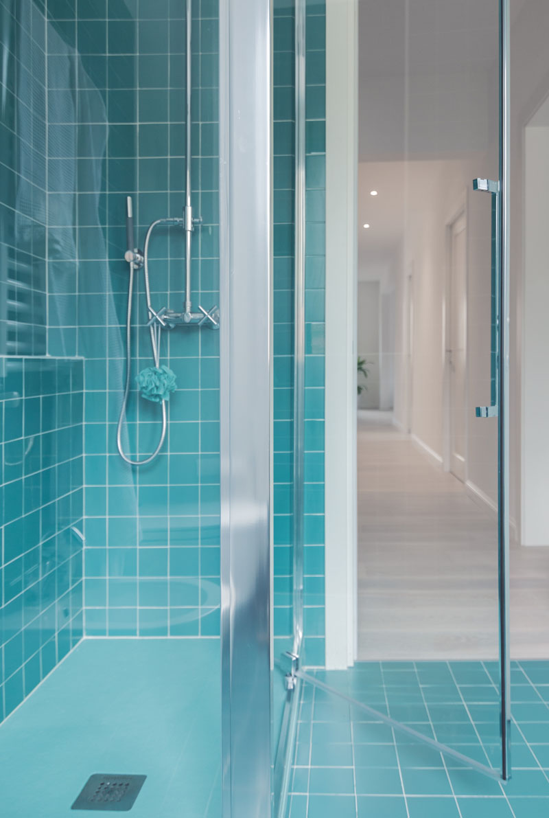 Villa-Apartment-Genoa_10 Modern Turquoise Bathroom