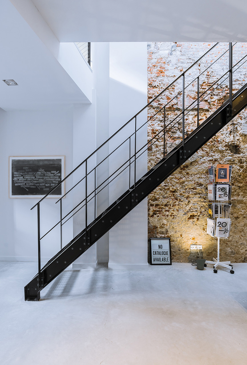 Workshop-Contemporary-Loft_4 Modern Loft Apartment with Stone Wall