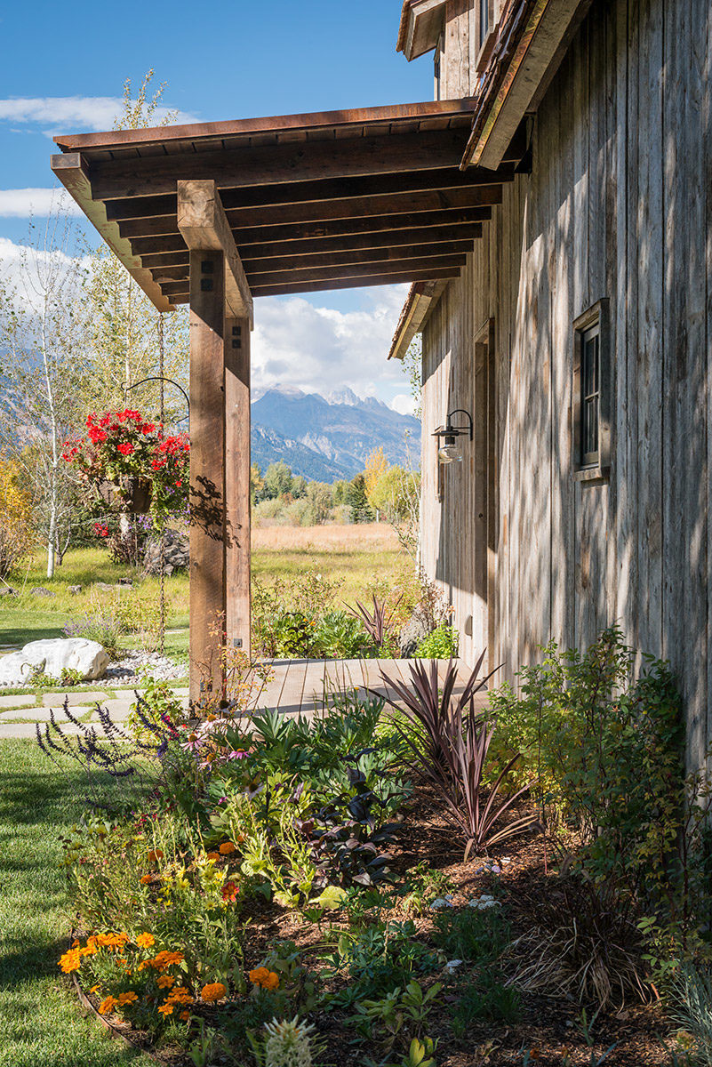 Wyoming-Rustic-Barn-House_9