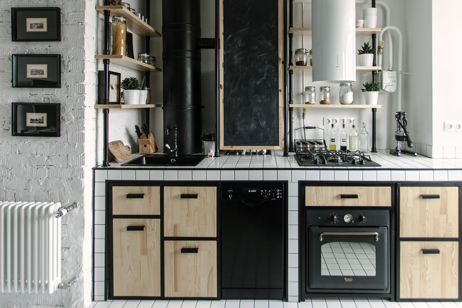 buro5-Moscow-Attic-Apartment_6 Black and White Kitchen with Wood Cabinets